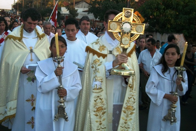 Procisso de f:  Padre Massimo e Padre Fiorenzo, com ostensrio, percorreram as principais ruas da cidade, sendo acompanhados pela comunidade catlica.